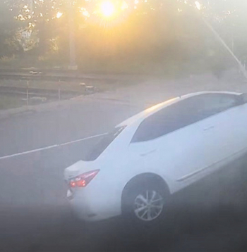 Rīgā autovadītāja sabojā dzelzceļa pārbrauktuves aprīkojumu. Rīgā autovadītāja sabojā dzelzceļa pārbrauktuves aprīkojumu.