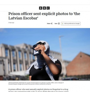 “Cietuma uzraudze sūta atklāti seksuālas fotogrāfijas "latviešu Eskobaram”". Tā virsrakstā vēsta BBC, ziņojot par tiesvedību pret bijušo cietumsardzi Džavīnu Kvambu. Narkotiku tirgotājs, ar kuru viņa sarakstījās, pats sevi esot dēvējis par "latviešu Pablo Eskobaru". (Pablo Eskobars (1949.-1993.) bija kolumbiešu narkobarons, kokaīna tirgotājs.) “Cietuma uzraudze sūta atklāti seksuālas fotogrāfijas "latviešu Eskobaram”". Tā virsrakstā vēsta BBC, ziņojot par tiesvedību pret bijušo cietumsardzi Džavīnu Kvambu. Narkotiku tirgotājs, ar kuru viņa sarakstījās, pats sevi esot dēvējis par "latviešu Pablo Eskobaru". (Pablo Eskobars (1949.-1993.) bija kolumbiešu narkobarons, kokaīna tirgotājs.)