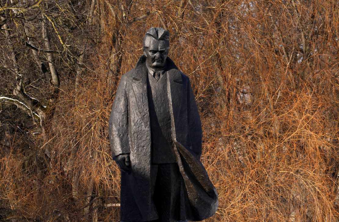 Piemineklis rakstniekam Andrejam Upītim Kronvalda parkā