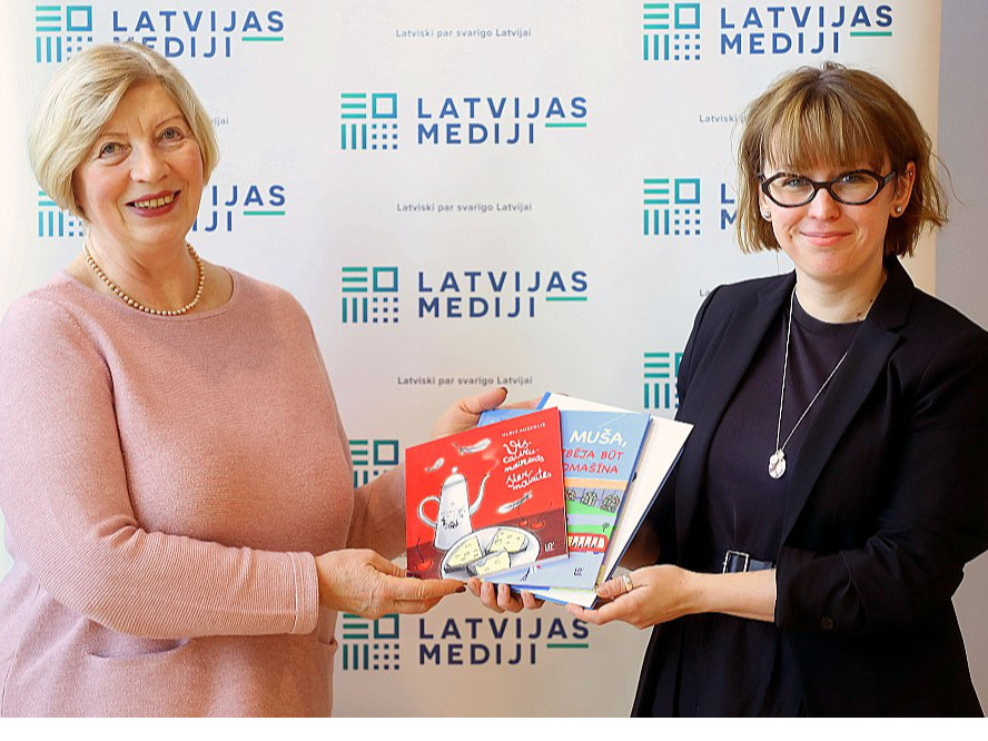 K. Pētersone un izdevniecības "Latvijas Mediji" galvenā redaktore Inga Ābelīte.
