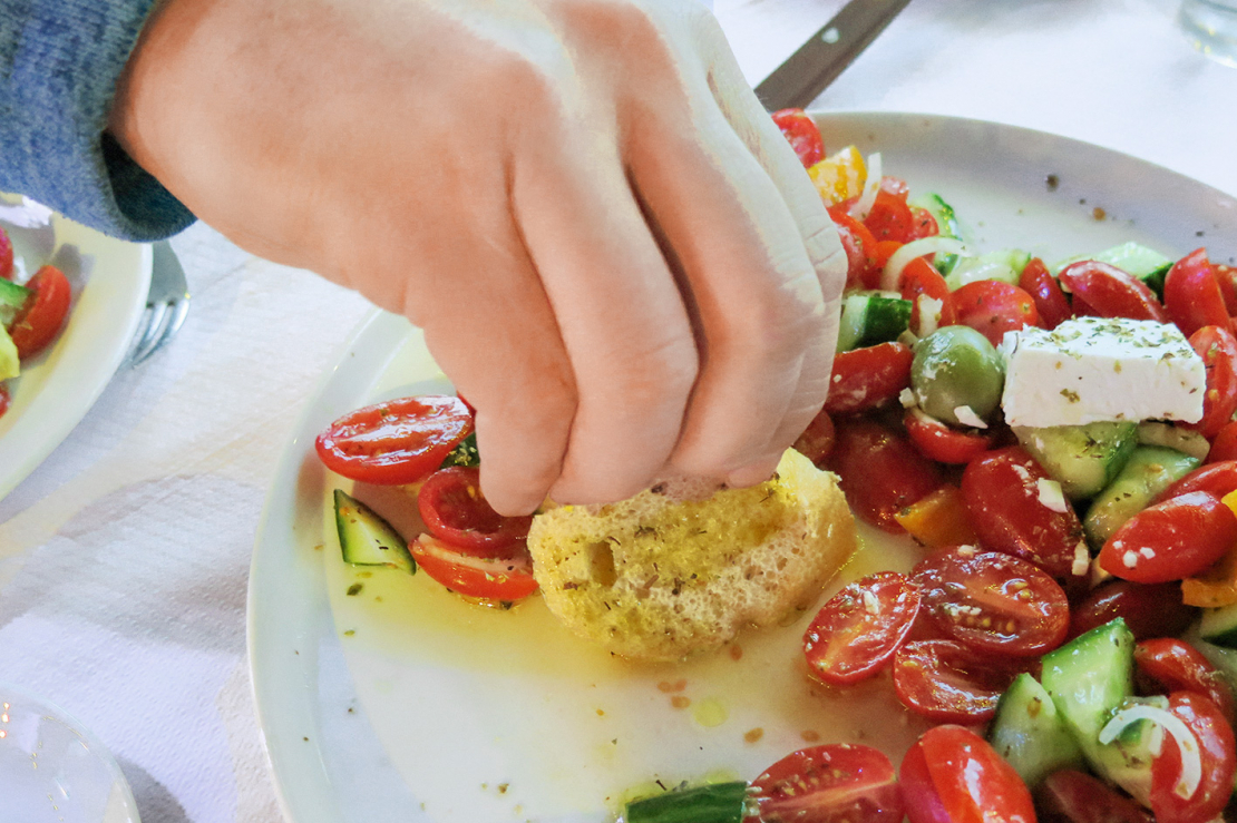Grieķu salātu lielākais gardums ir tā eļļas un dārzeņu suliņa, kas satecējusi trauka apakšā. To atstāt būtu grēks, tāpēc šķidrumu rūpīgi sasūcina maizes gabaliņā. Grieķijā ēst ar rokām nav nepieklājīg
