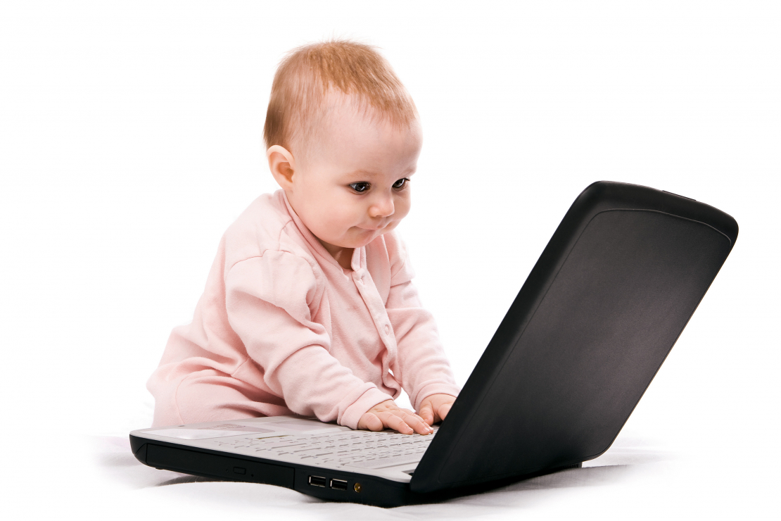 Bērns pie datora