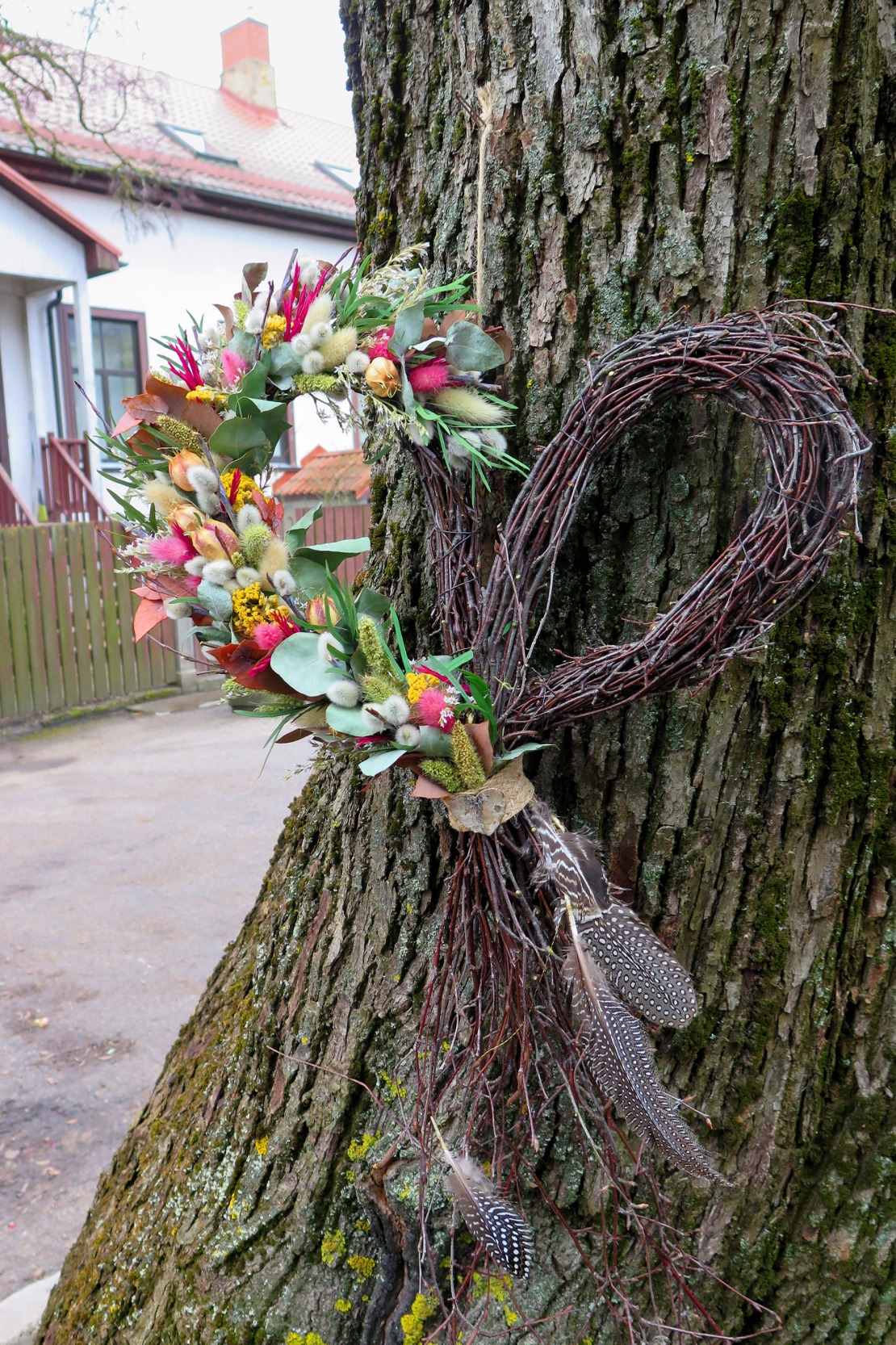 Lai dekors izskatītos košāks, dažus augus var iekrāsot ar olu krāsošanas krāsām.