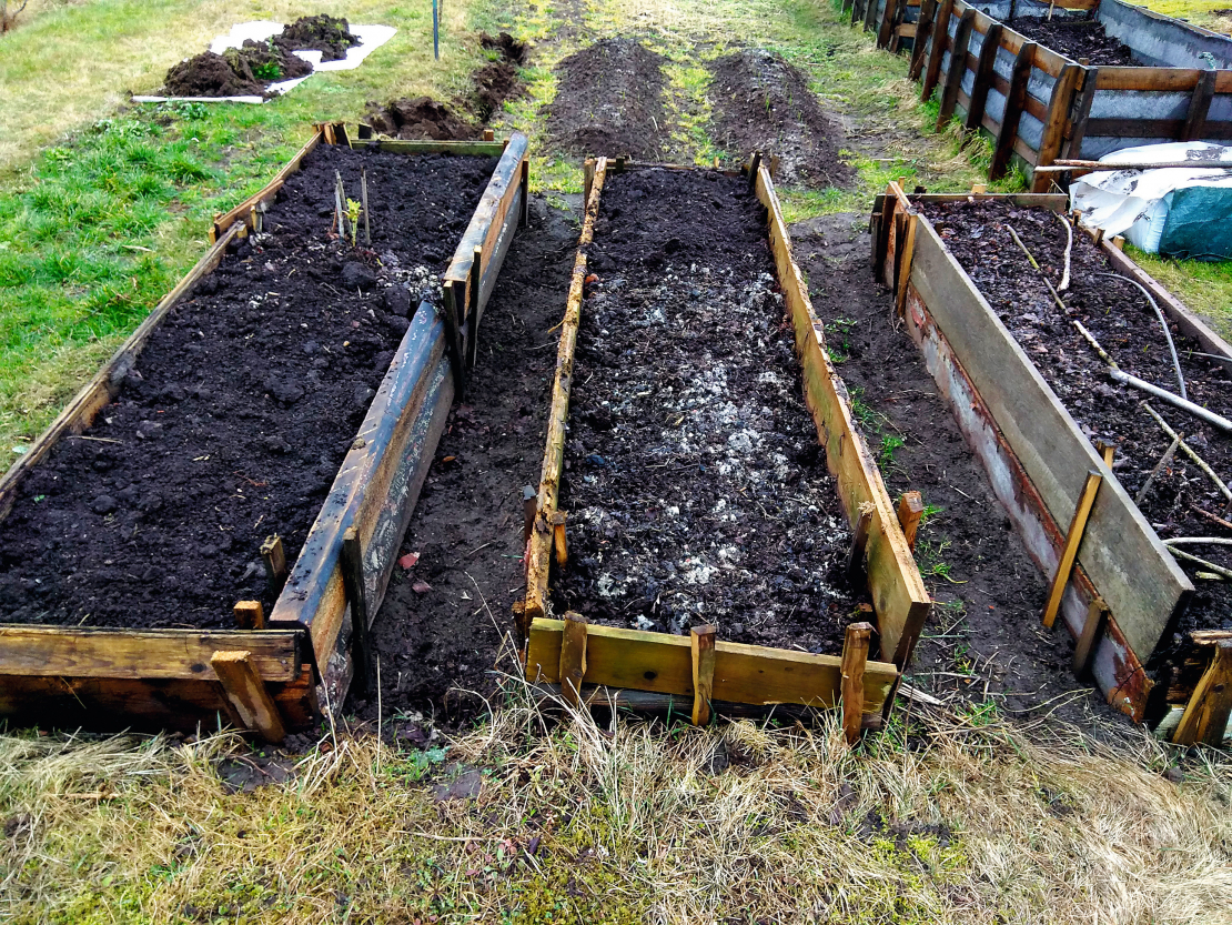 Dobēm malas no dēļiem.  Malas nav saskrūvētas, bet nostiprinātas ar mietiņiem.