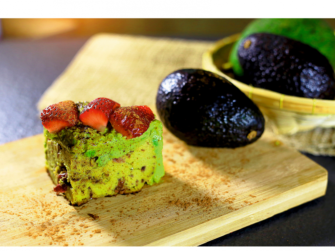 Avokado un zemeņu kūka.