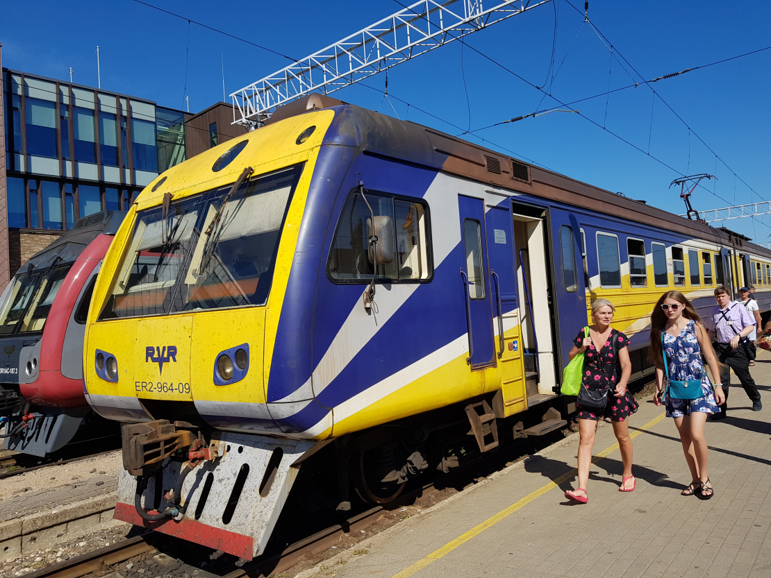 Elektriskais vilciens RVR ER2-964-09 Carnikava - Rīga.