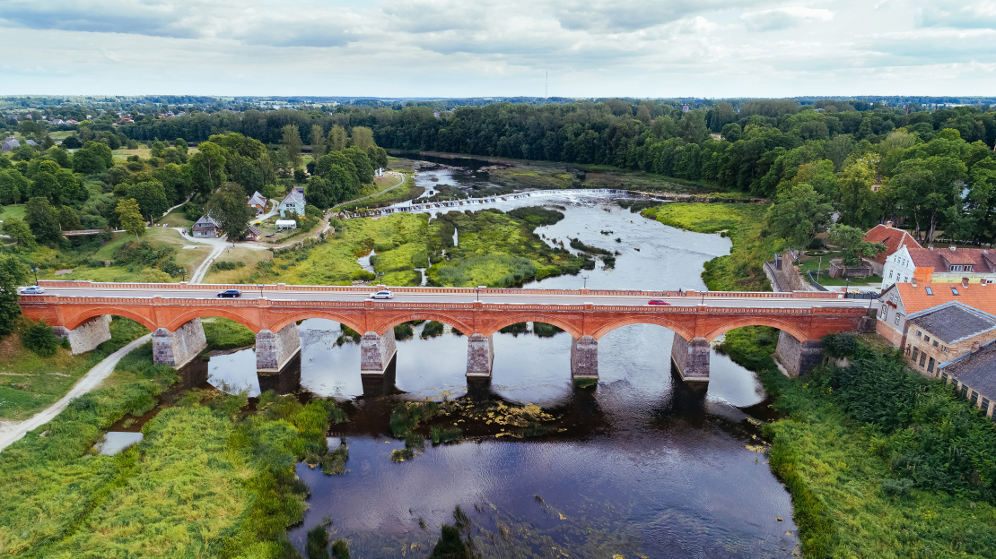 Kuldīga var lepoties ar platāko ūdenskritumu Eiropā Ventas rumbu un Eiropas trešo garāko ķieģeļu tiltu, kas ir arī otrs vecākais ķieģeļu velvju tilts Latvijā.