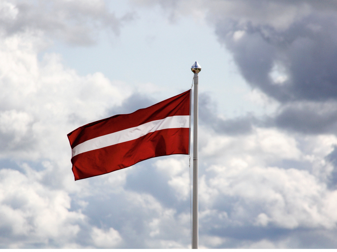 Latvijas valsts karoga likums neierobežo karogu uzšūt pašiem.