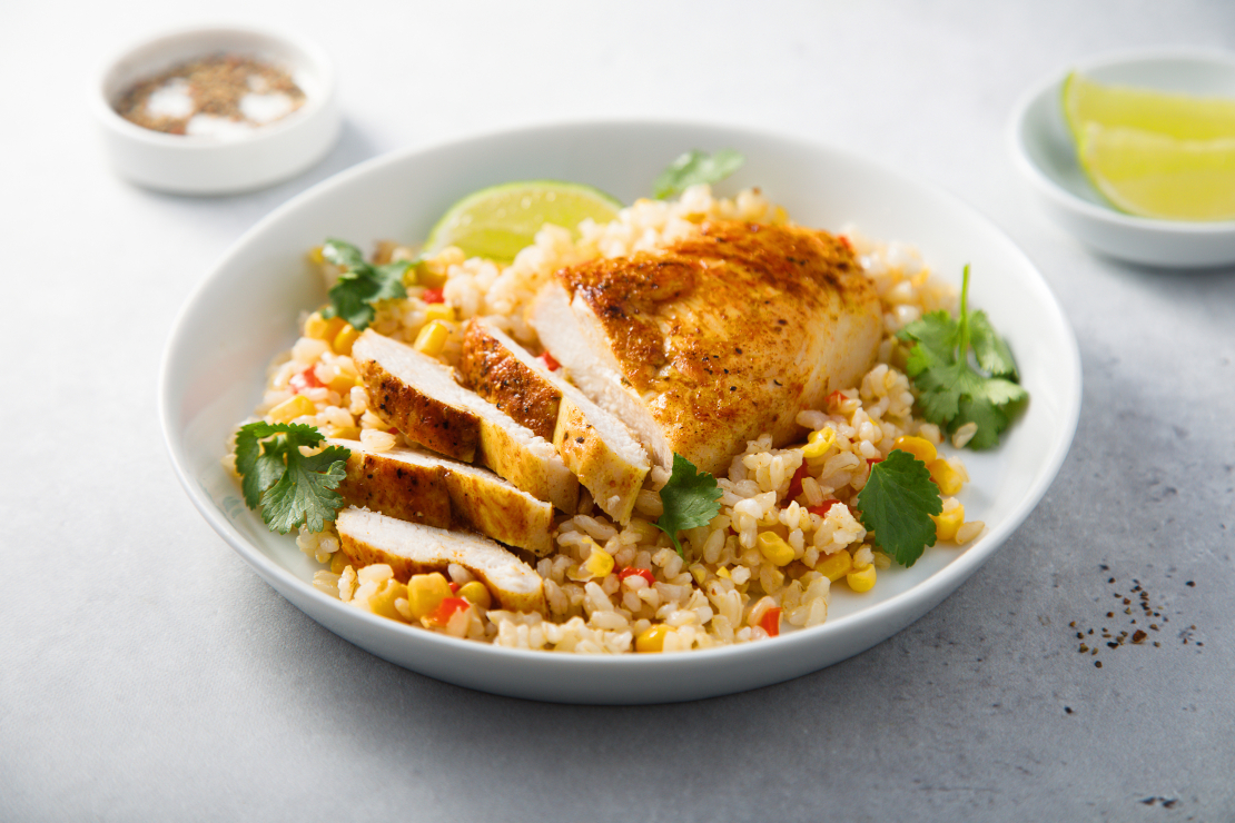 Kūpinātas vistas salāti ar rīsiem.