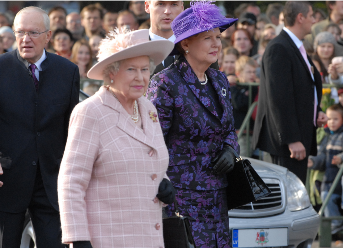 Lielbritānijas karaliene Elizabete II un Vaira Vīķe Freiberga. 2006. gads.