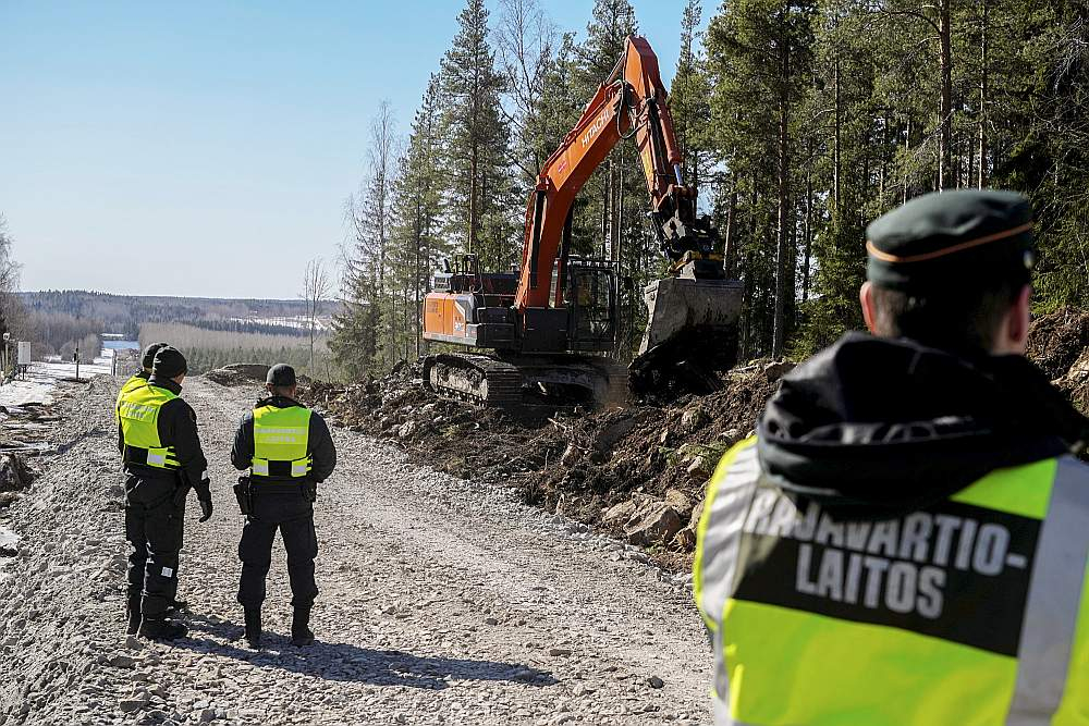 Trīs kilometrus garu Somijas–Krievijas robežas žoga izmēģinājuma posmu Somija sākusi būvēt jau šī gada martā. Attēlā: robežsargi pie robežšķērsošanas punkta Imatrā.