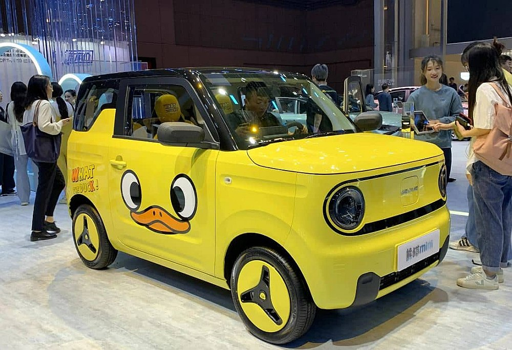 "Geely Panda Mini Little Yellow Duck" – mini formāta elektriskās piedziņas automobilis, kas Ķīnas tirgū maksās nepilnus 8000 dolāru.