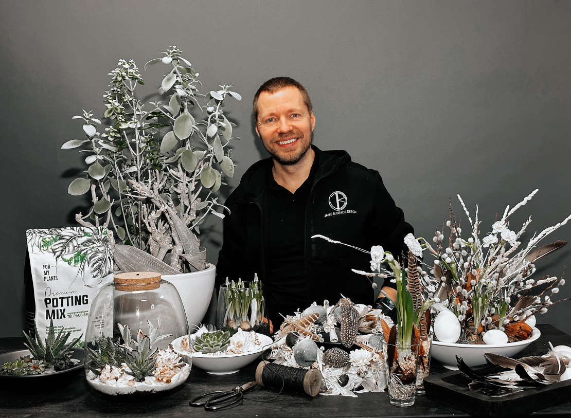 “Florāriji ir kā mazas pasaulītes, kurās tīkami noraudzīties. Veidojot tās, var ļaut vaļu fantāzijai. To gatavošana un pat kopšana ir izcili meditatīvs process,” teic vides dizainers Jānis Buševics.