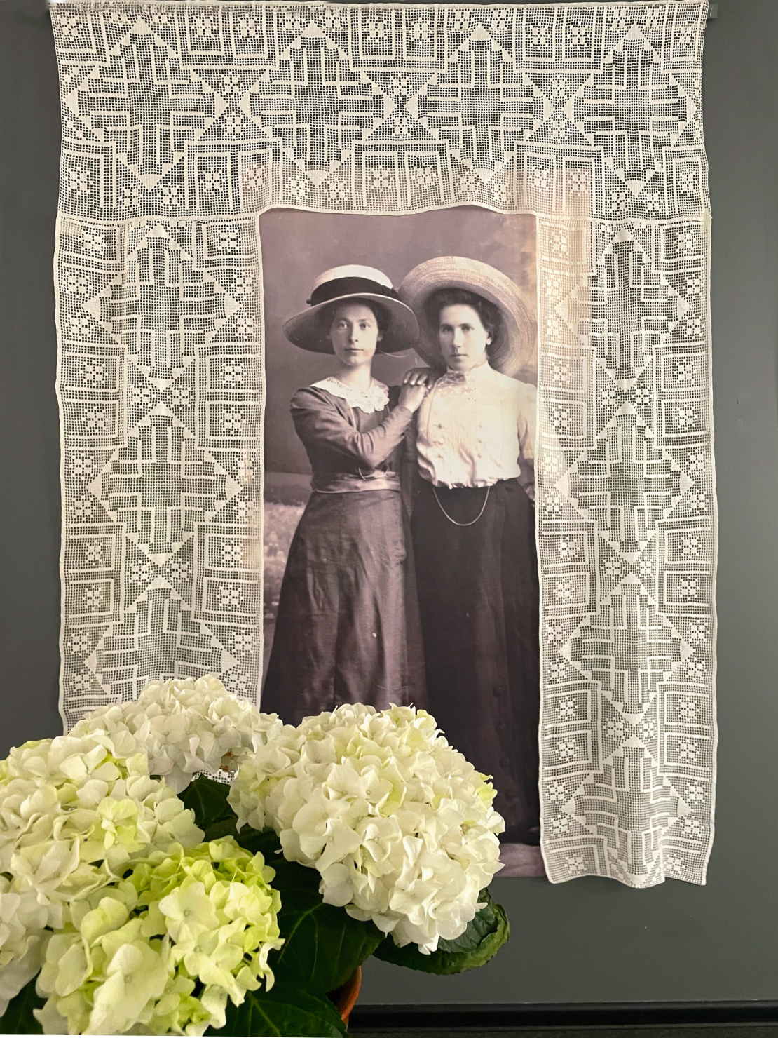 Inetas Krastiņas un Līgas Rimšēvicas foto no tamborējumu izstādes.