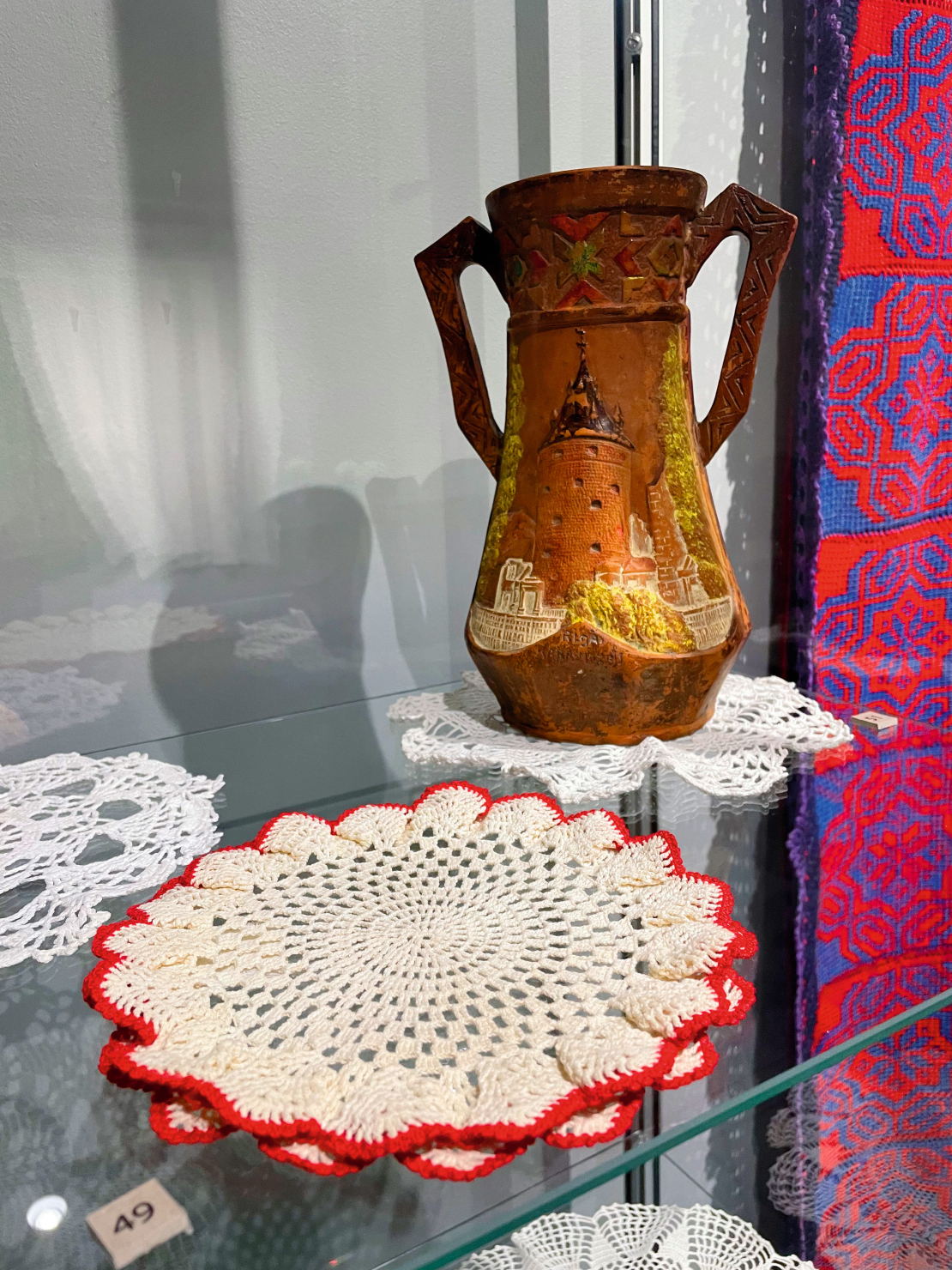 Inetas Krastiņas un Līgas Rimšēvicas foto no tamborējumu izstādes.