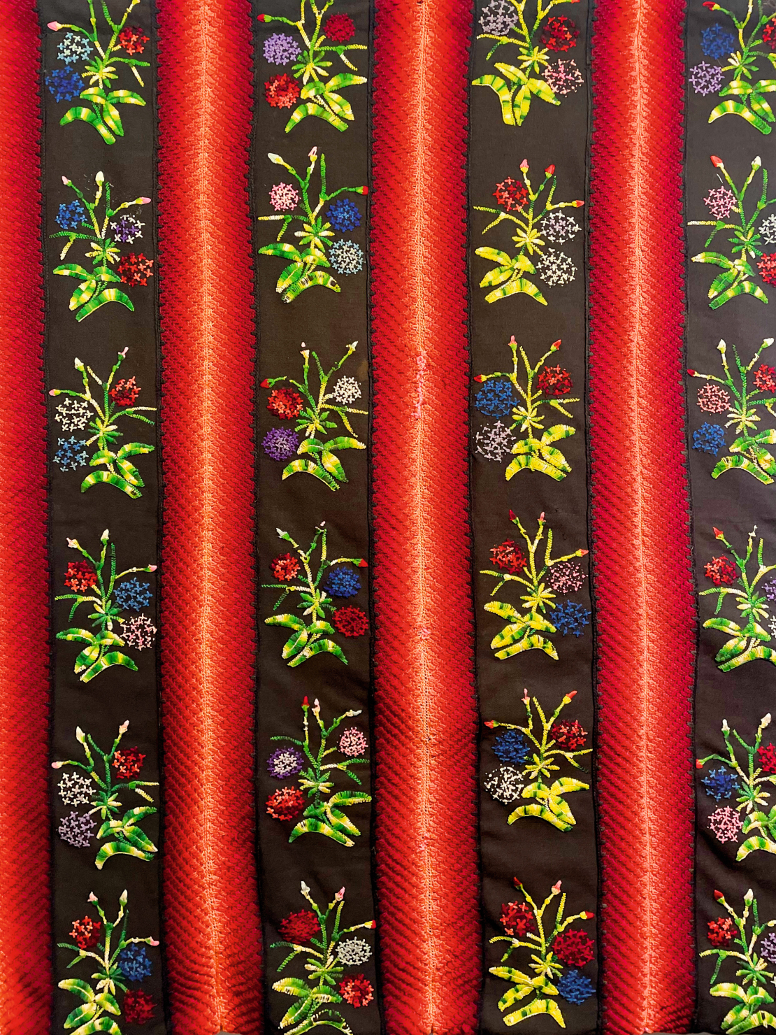 Inetas Krastiņas un Līgas Rimšēvicas foto no tamborējumu izstādes.