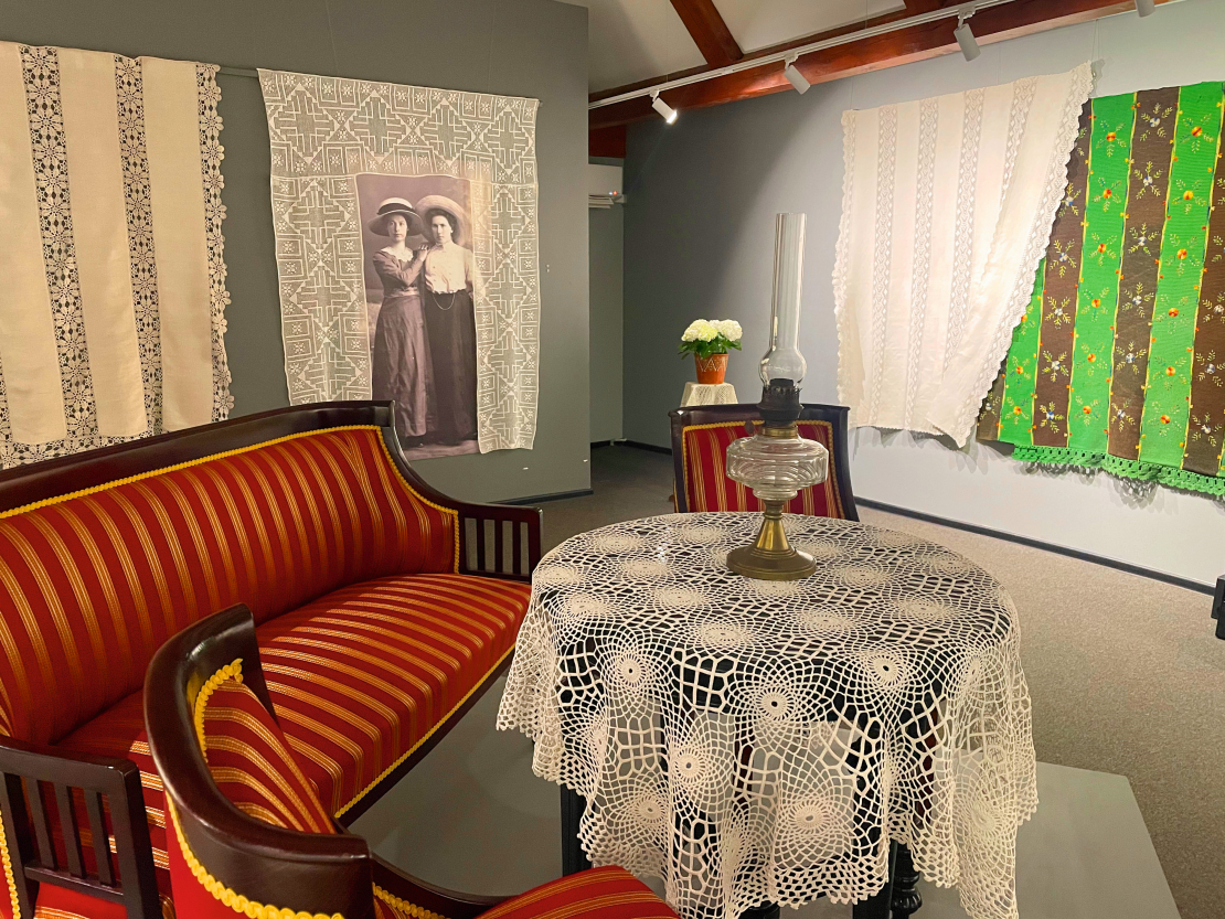 Inetas Krastiņas un Līgas Rimšēvicas foto no tamborējumu izstādes.