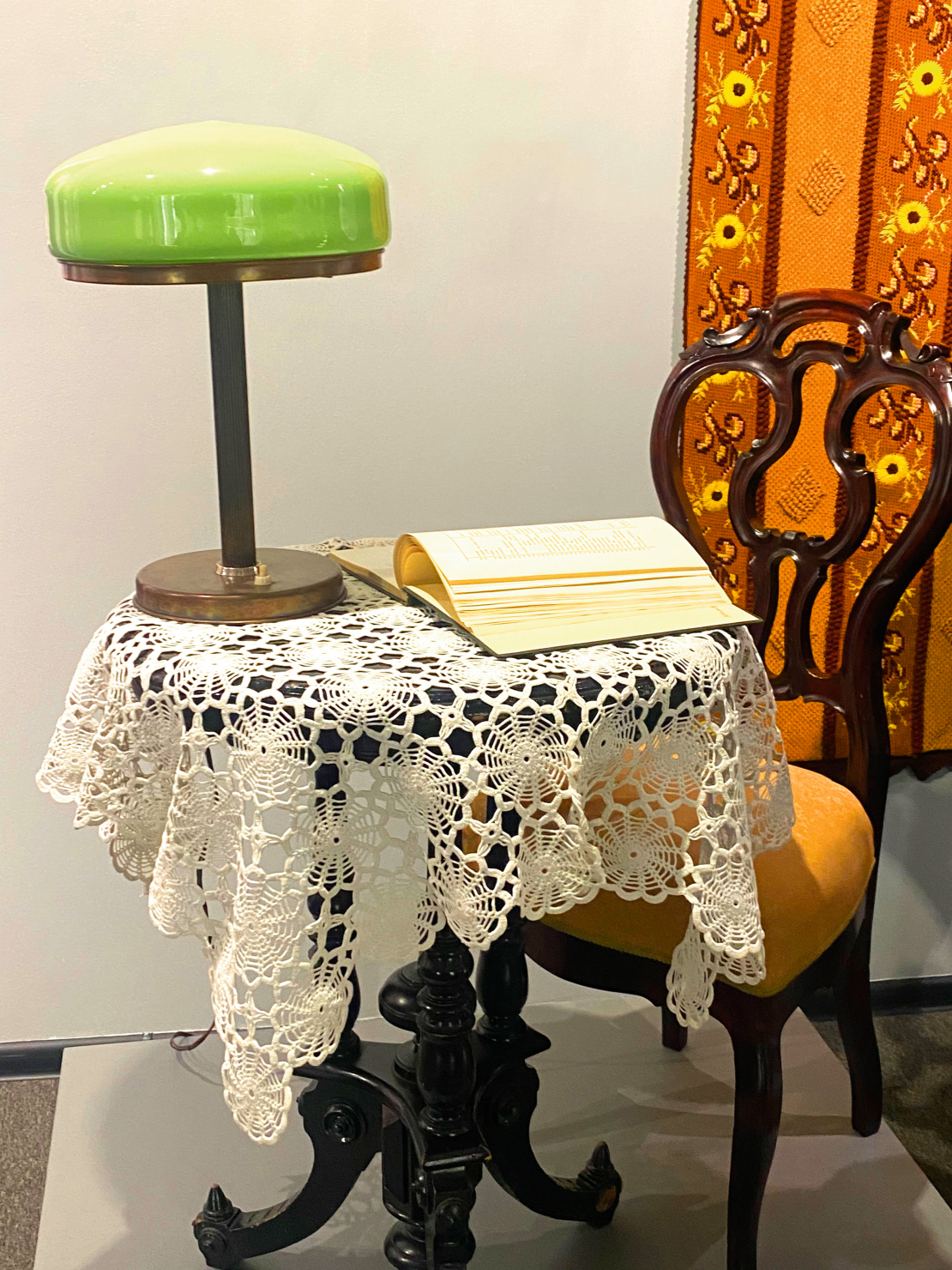 Inetas Krastiņas un Līgas Rimšēvicas foto no tamborējumu izstādes.