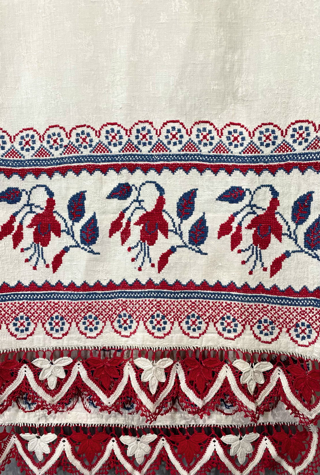 Inetas Krastiņas un Līgas Rimšēvicas foto no tamborējumu izstādes.