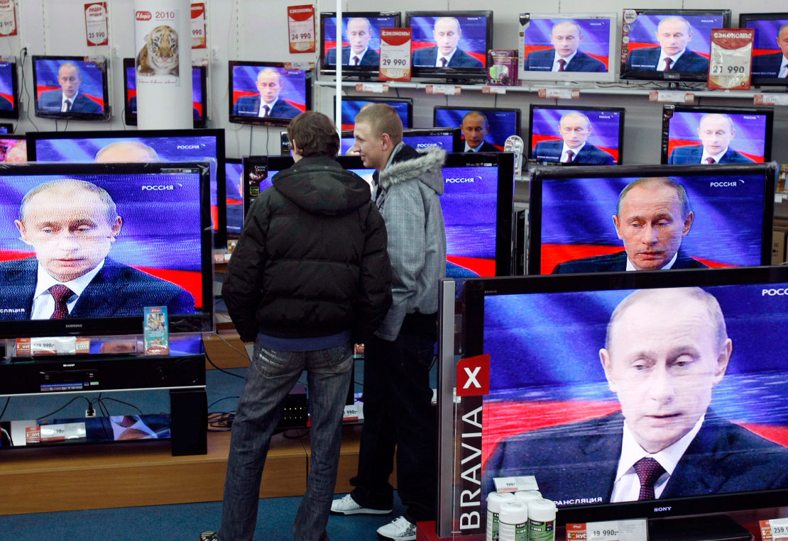 Vīrieši skatās TV ar Vladimira Putina uzrunu. 