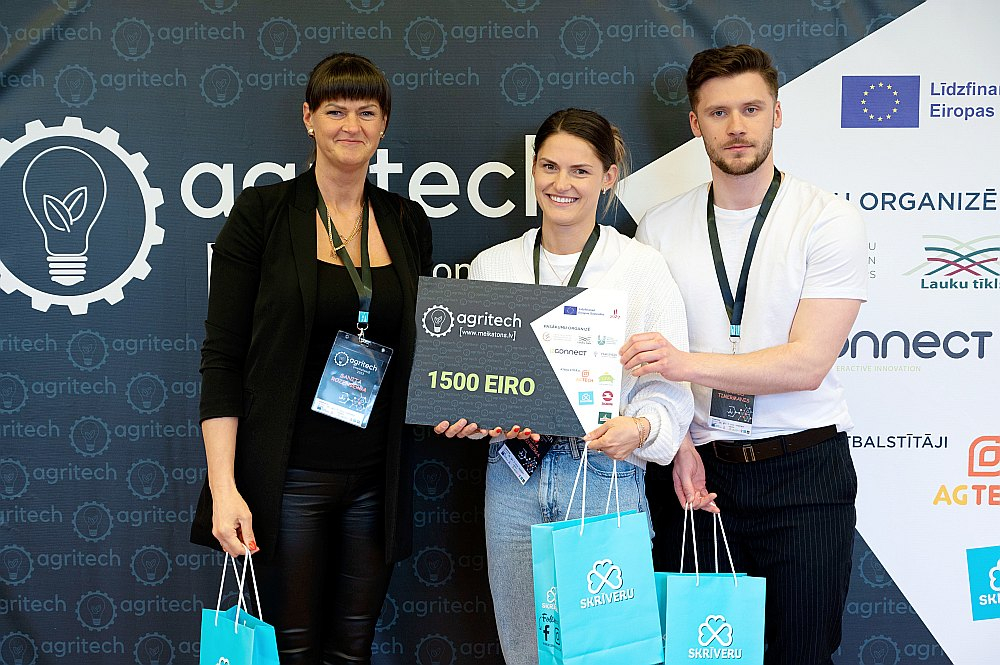 Ventspils novada Puzes pagasta saimniecības "Rozītes" saimniece Sanita Rozenberga (no kreisās) ar meitu Kristu un Tomasu Timermani guvuši uzvaru "Agritech 2023".
