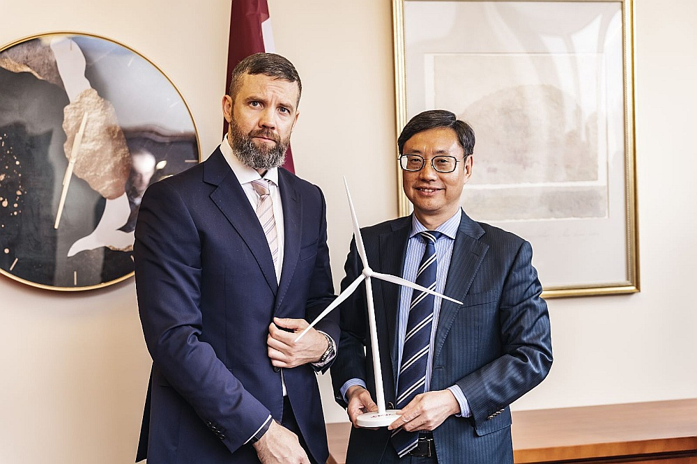 "Sany Renewable Energy Co." valdes priekšsēdētājs Džou Fugu un SIA "Sager" valdes priekšsēdētājs Germans Savickis.