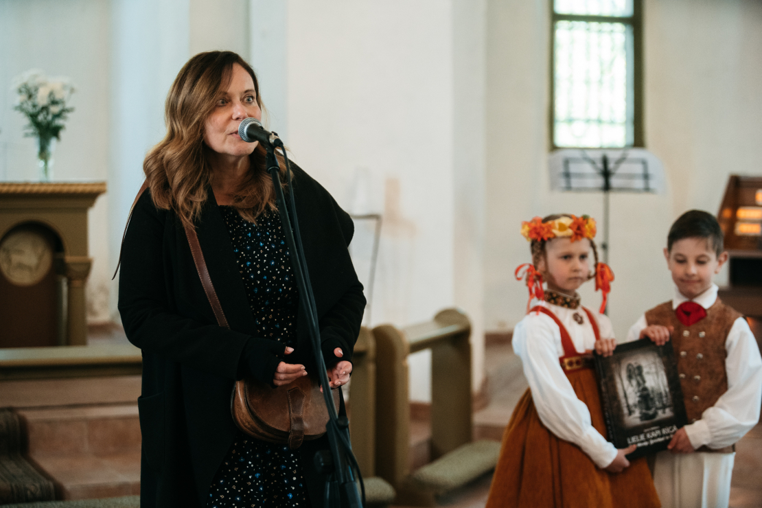 Grāmatas "Lielie kapi Rīgā" atvēršana.