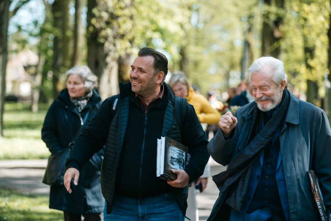 Grāmatas "Lielie kapi Rīgā" atvēršana.