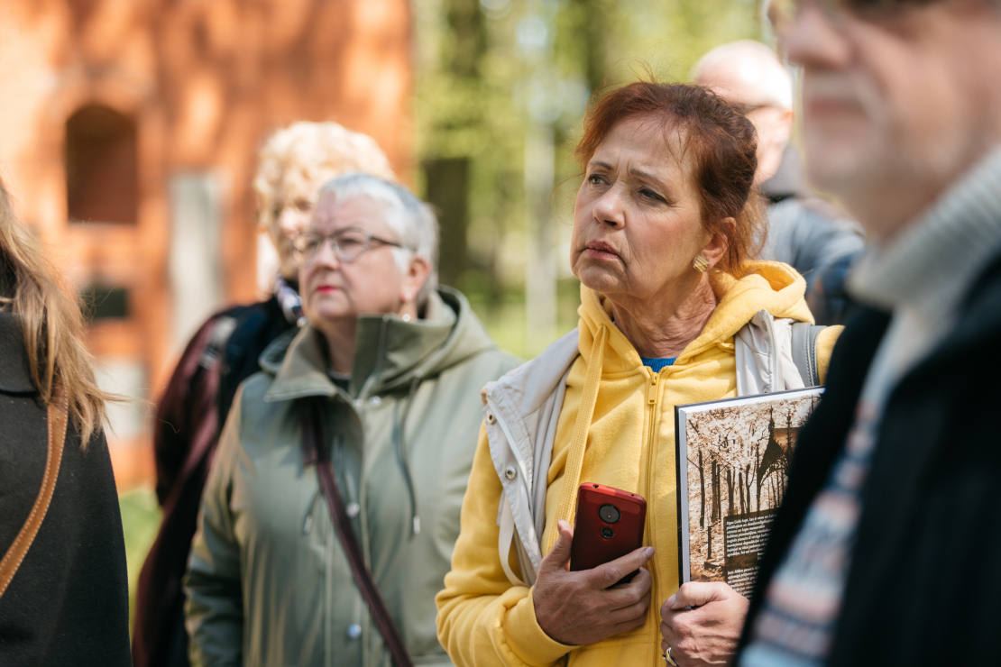 Grāmatas "Lielie kapi Rīgā" atvēršana.