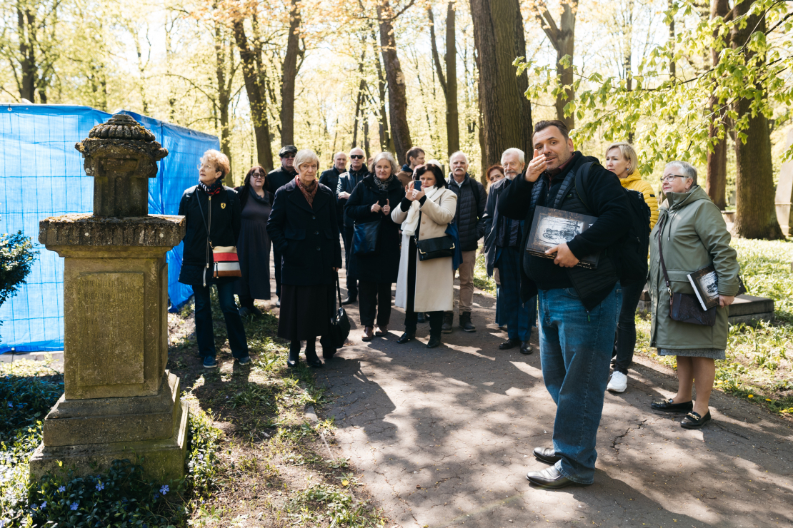 Grāmatas "Lielie kapi Rīgā" atvēršana.