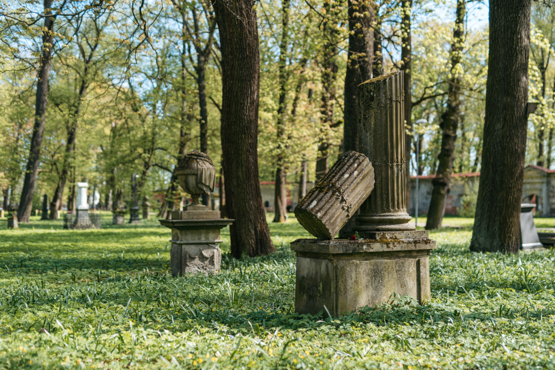 Grāmatas "Lielie kapi Rīgā" atvēršana.