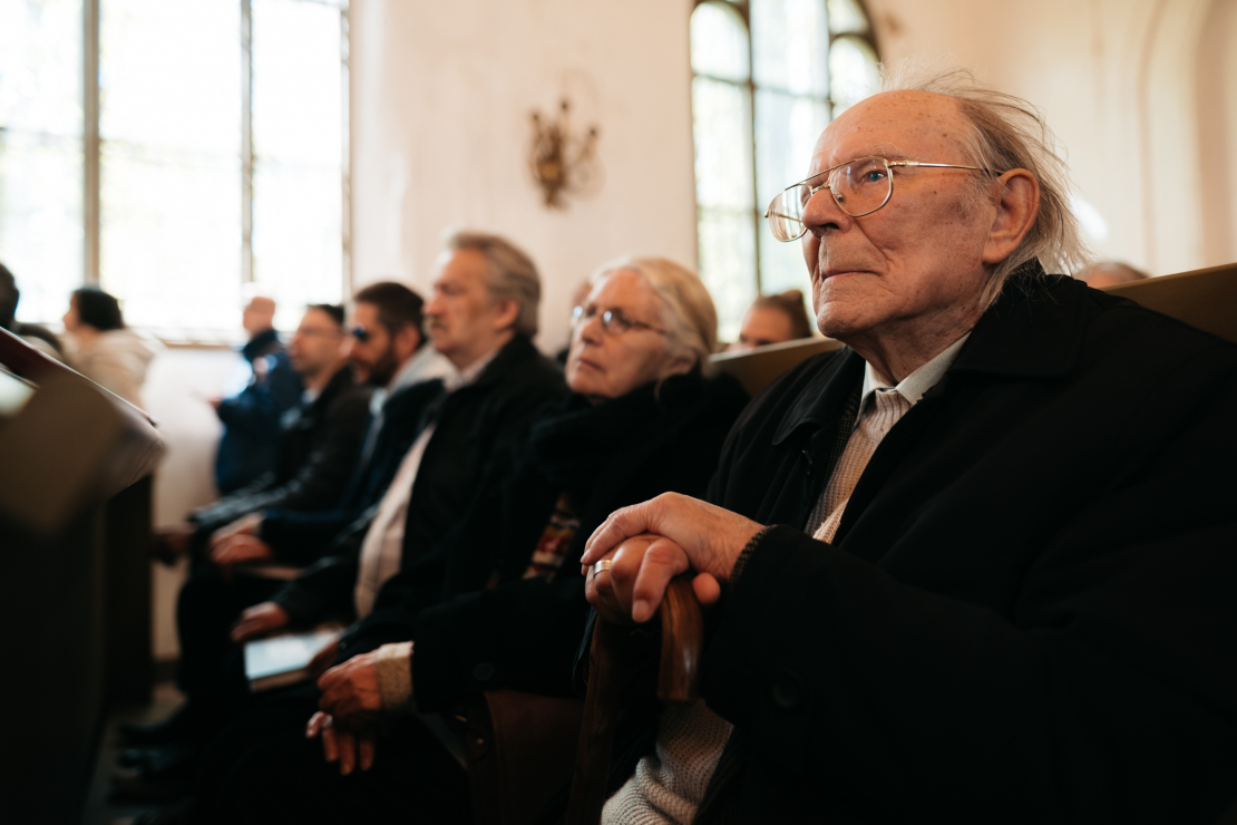 Grāmatas "Lielie kapi Rīgā" atvēršana.