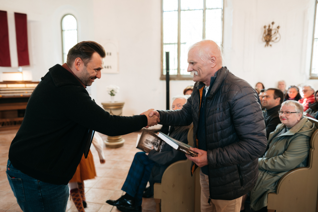 Grāmatas "Lielie kapi Rīgā" atvēršana.