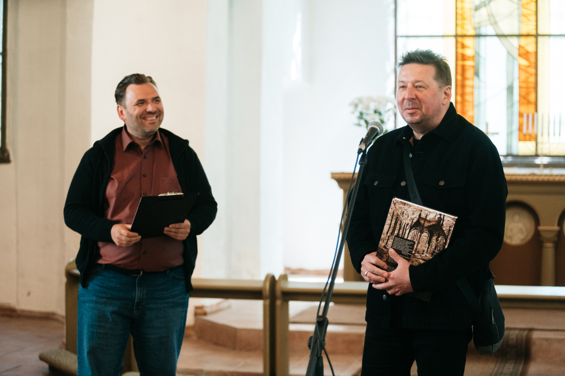 Grāmatas "Lielie kapi Rīgā" atvēršana.