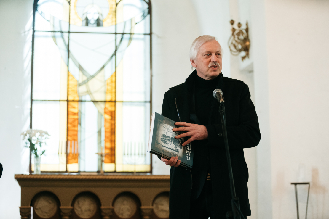 Grāmatas "Lielie kapi Rīgā" atvēršana.