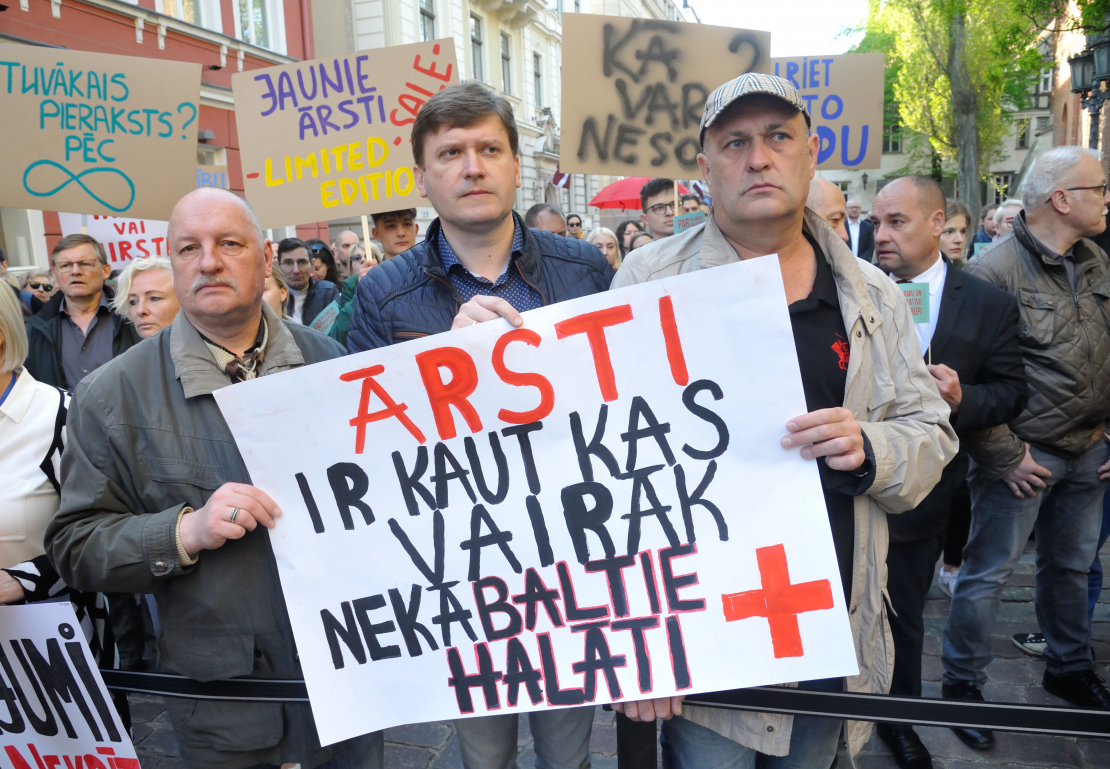 Mediķu protests pie Saeimas.