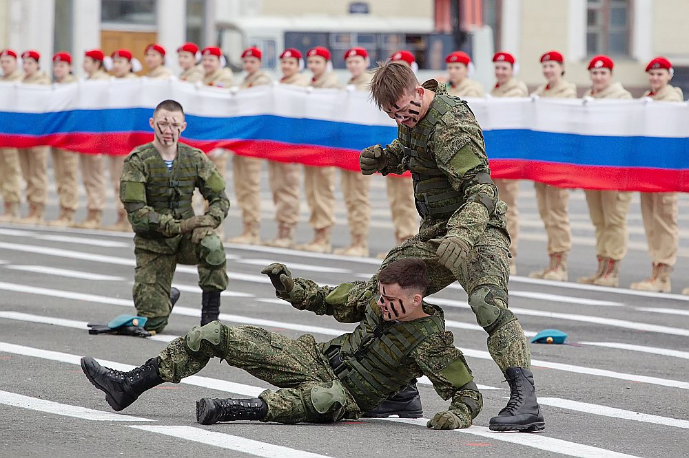 Krievijas karavīri atveido cīņu 9. maija parādes ģenerālmēģinājumā Pils laukumā Sanktpēterburgā. Šāda vardarbība daudzviet tika vērsta pret civiliedzīvotājiem Ukrainā.
