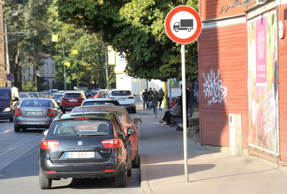 30 km zona. Auto. Āgenskalns.