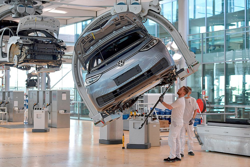 Vācu autoražotāja "Volkswagen" montāžas līnija Drēzdenē, Vācijā.