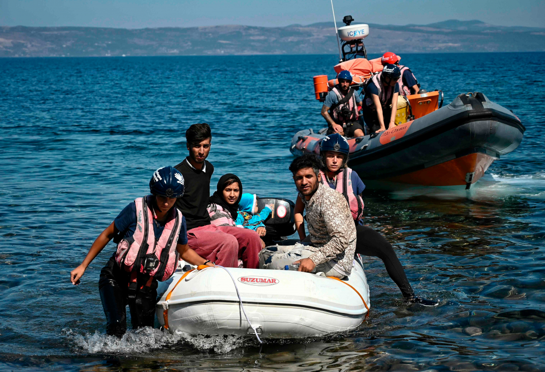 Migranti laivā šķērso Vidusjūru.