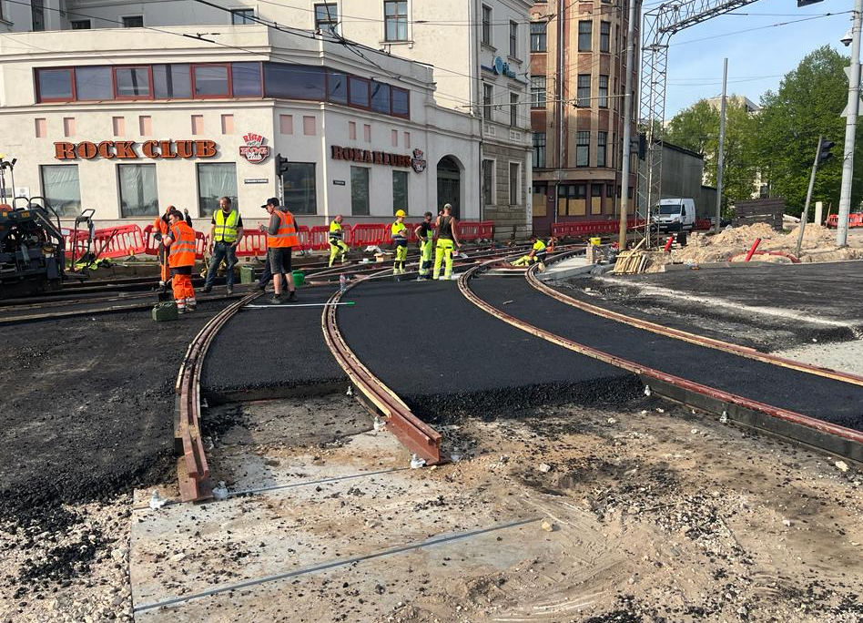 Darbi 11. novembra krastmalas un 13. janvāra ielas krustojumā iegūst arvien redzamākas un tīkamākas aprises.