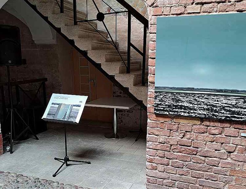 Vijas Zariņas darbs no izstādes "Ainavas kods 3601" Ventspils Livonijas ordeņa pilī.