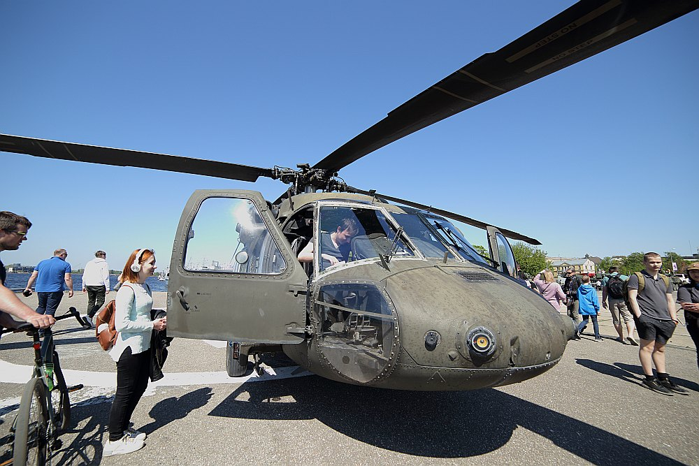 Pasažieru ostā piestāj NATO kuģi un tehnika. Helikopters.