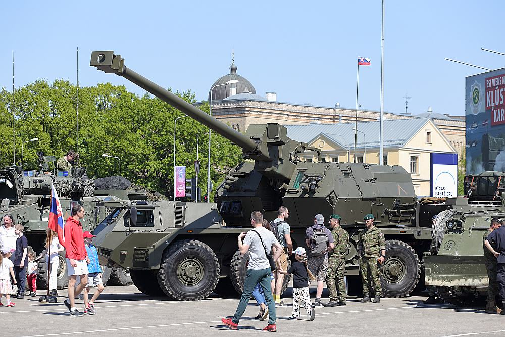 Pasažieru ostā piestāj NATO kuģi un tehnika. 