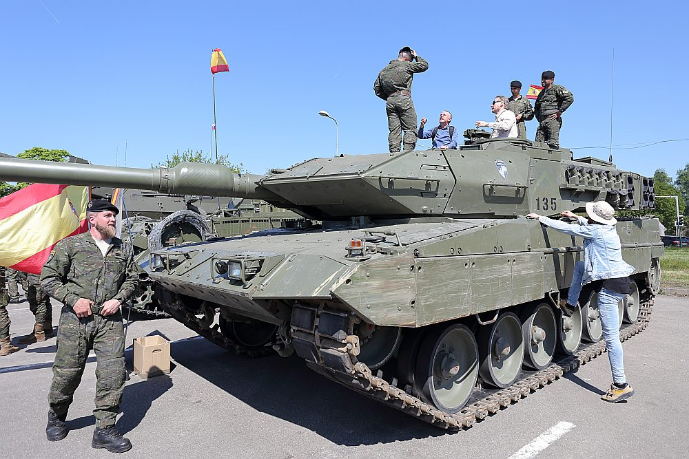 Pasažieru ostā piestāj NATO kuģi un tehnika. Tanks.