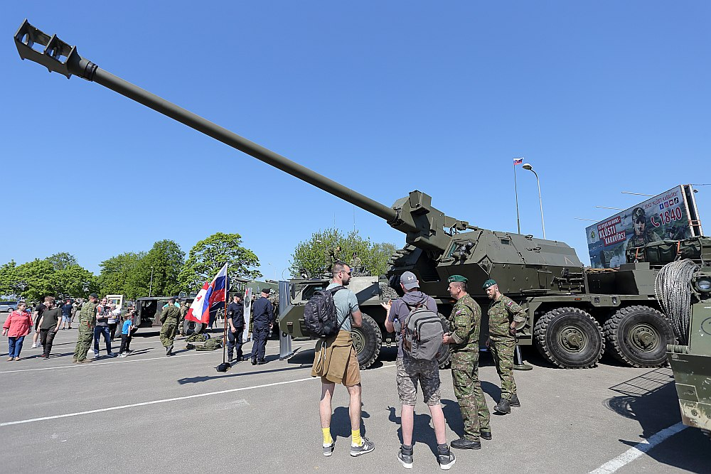 Pasažieru ostā piestāj NATO kuģi un tehnika. 
