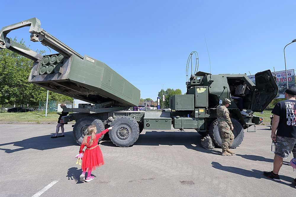 Pasažieru ostā piestāj NATO kuģi un tehnika. HIMARS.