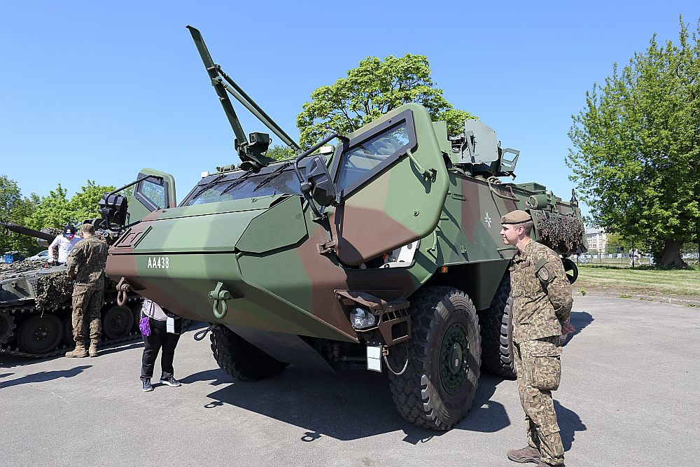 Pasažieru ostā piestāj NATO kuģi un tehnika. 