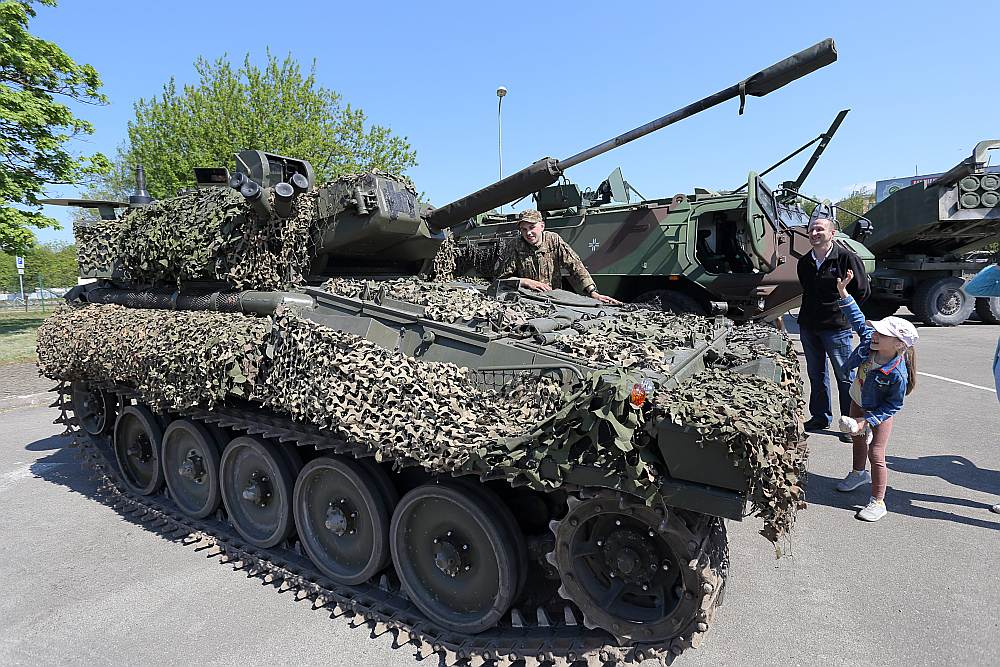 Pasažieru ostā piestāj NATO kuģi un tehnika. 