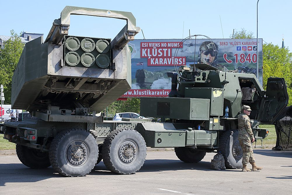 Pasažieru ostā piestāj NATO kuģi un tehnika. HIMARS.